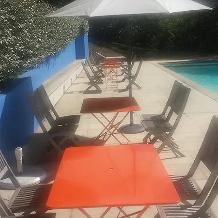 Alojamento de Acomodação e Pequeno-almoço Chateau De Fontblachere 4*